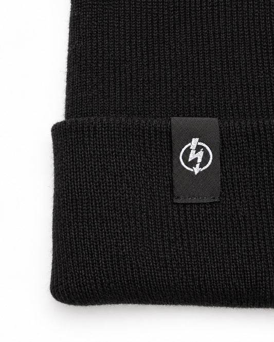 Bio Baumwolle Beanie Schwarz – Detailfoto des gewebten Useless-Labels