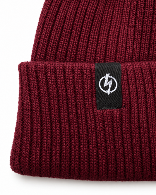 Useless Bio Baumwolle Beanie Burgundy – Detailansicht des angenähten gewebten Logo-Labels