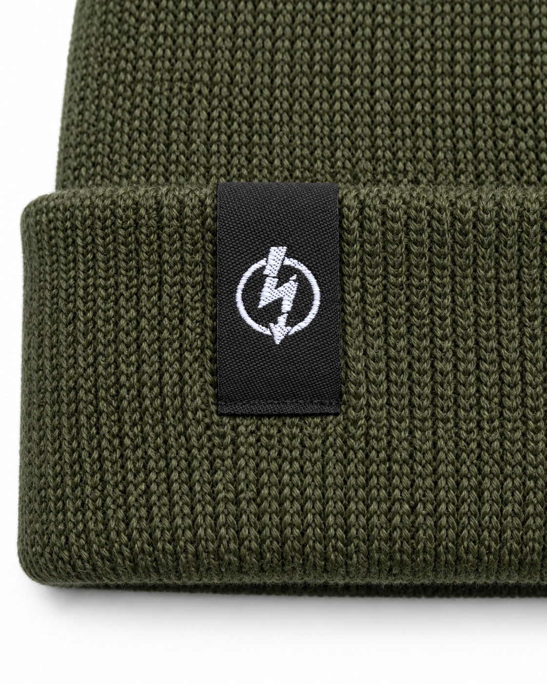 Bio Baumwolle Beanie Oliv – Detailfoto des gewebten Useless-Labels