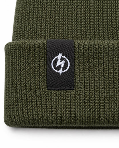 Bio Baumwolle Beanie Oliv – Detailfoto des gewebten Useless-Labels
