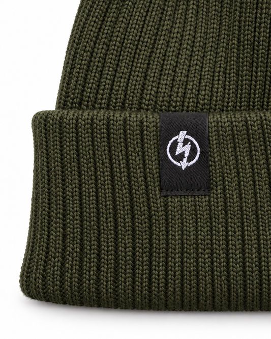 Useless Bio Baumwolle Beanie Oliv – Detailansicht des angenähten gewebten Logo-Labels